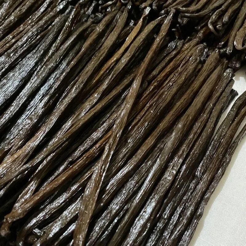 Vanilla Tahitian (Tahitensis) Biji vanilla tahitensis. Biji vanili ini berasal dari buah varietas anggrek yang disebut Vanilla Tahitensis. Memiliki aroma yang gat dan lembut. Tipikal panjang maksimalnya tidak melebihi panjang polong vanilla planifolia, namun memiliki polong yang lebih gemuk dan lebih pipih, walaupun maksimalnya bisa sampai 21 cm, tetapi ukuran rata-rata polong Tahiti ini ada di sekitar 13-17 cm. Berisi kandungan: kadar air 28-33% kadar vanillin 2% keatas tidak terbelah dan tidak berjamur warna hitam berminyak ukuran 10 cm - 21 cm ke atas (6-8 inci) ukuran lain bisa dipesan Stok tersedia: Telah di sortir per grade dengan ukuran per centimeter